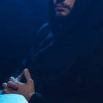 Дизайн игрового пространства в стиле фермерского дома с деревянной мебелью