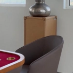 Роскошный интерьер в стиле казино с элегантной мебелью и освещением