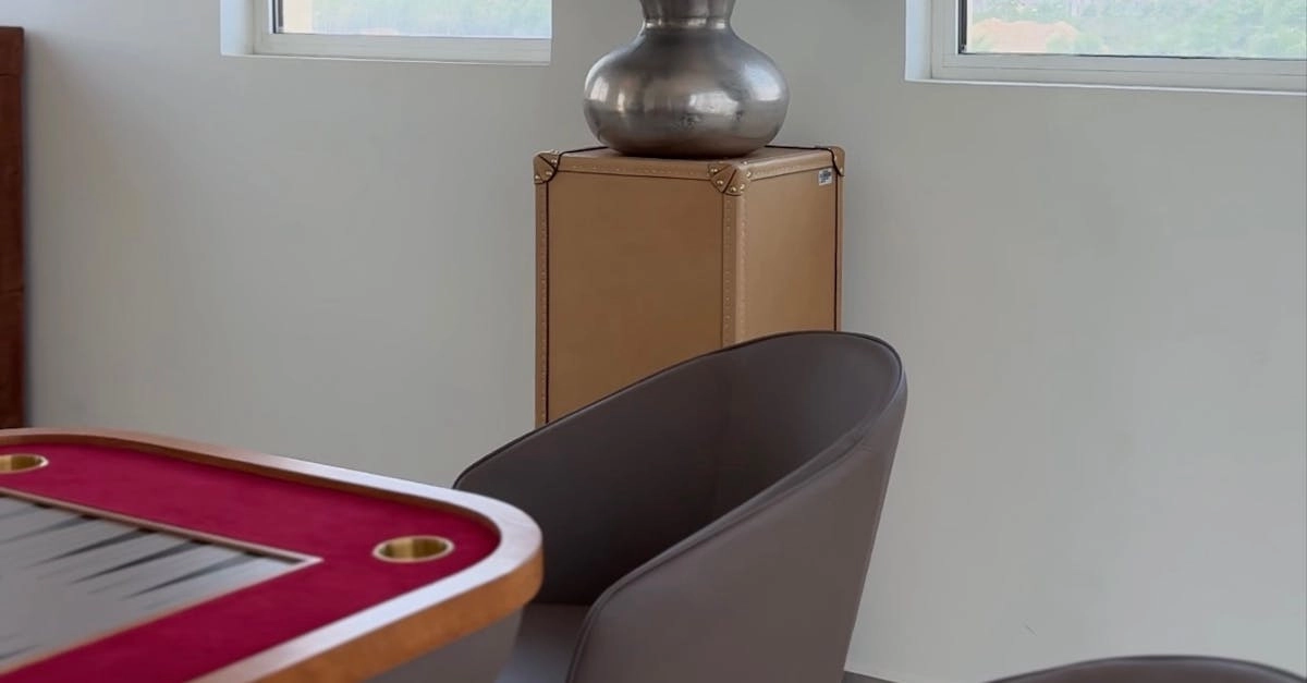 Роскошный интерьер в стиле казино с элегантной мебелью и освещением