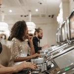 Современный дизайн игрового пространства с профессиональным освещением