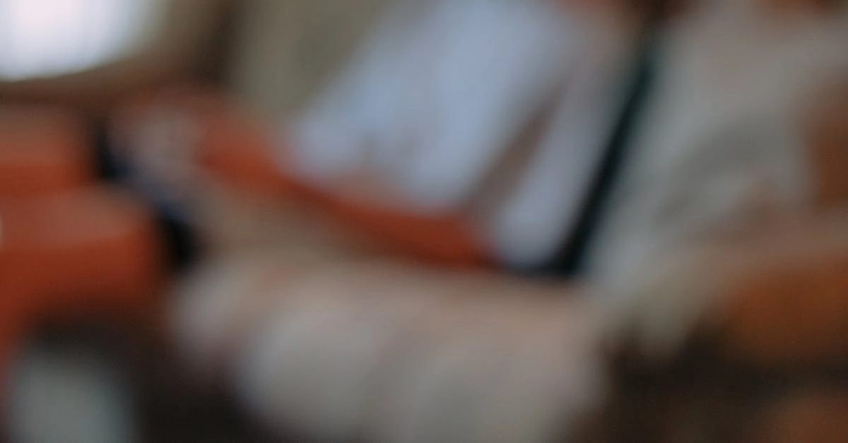 Стильное игровое пространство с эргономичной мебелью и современным дизайном