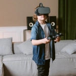 Уютный интерьер в стиле игры с деревянными элементами и теплыми тонами