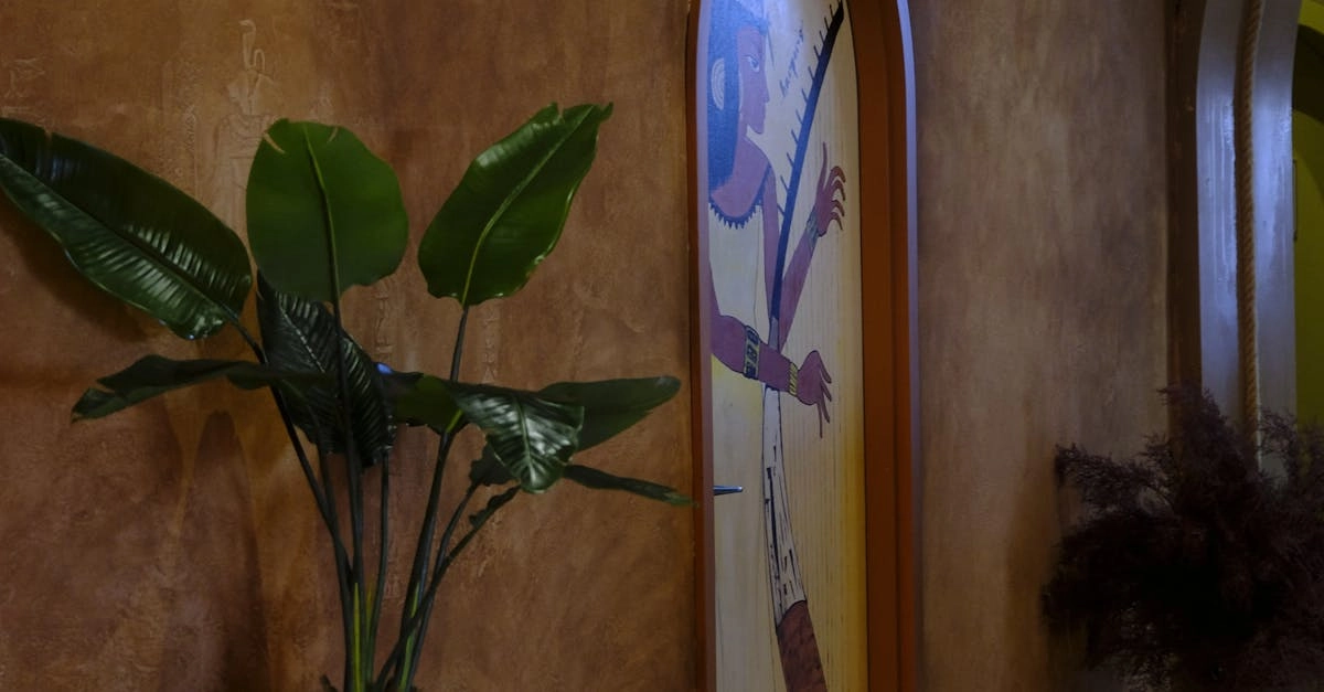 Египетские мотивы в дизайне интерьера с роскошными золотыми акцентами